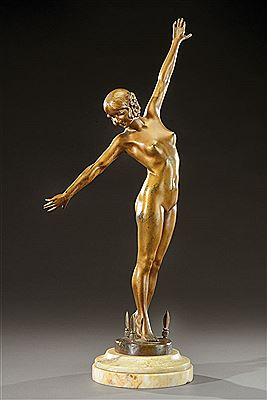 Fernand Ouillon-Carrère : Sculpture en bronze à patine médaille figurant une danseuse nue aux lances