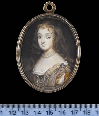 Richard Gibson : Anne Hyde, Duchess of York (1637-1671), wearing ochre dress with slashed sleeve over white smock, mole-coloured mantle pinned at her left shoulder with jewelled clasp, pendent pearls from a jewelled brooch at her corsage and pearl necklace, her brown hair