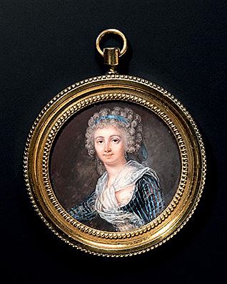 Jacques Antoine Marie Lemoine : Portrait de femme en buste de trois-quarts vers la gauche presque de face, vêtue d'une robe de soie rayée grise et bleue, les épaules couvertes d'un fichu de linon blanc, la coiffure relevée retenue par un ruban de soie bleu ciel